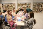 Rodzinne warsztaty plastyczne w międzyzdrojskiej bibliotece