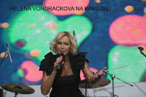 Helena Vondrackova podczas koncertu w czasie Karuzeli Cooltury 2011