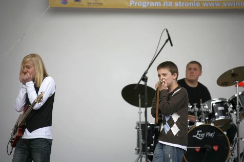 Zmarznięci świnoujścy gitarzyści podczas wiosennego koncertu (2011 r.0 w muszli.