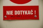 Zdjęcie wykonane 26 czerwca 2013 r - napis na szafce energetycznej przed wejściem do auli LO z Oddziałami Integracyjnymi im. Mieszka I w Świnoujściu.