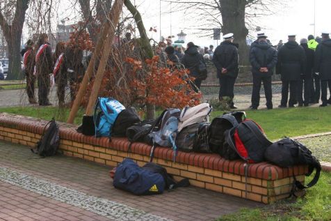 Uroczystość pod świnoujskim pomnikiem od tyłu.