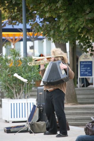 Multiinstrumentalista przy wejściu na molo w Ahlbecku.