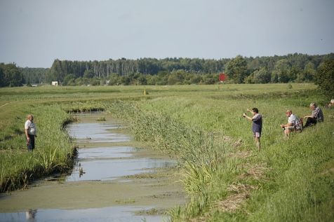 Rów melioracyjny dzielący Świnoujście i Kamminke miejscem sąsiedzkich spotkań.